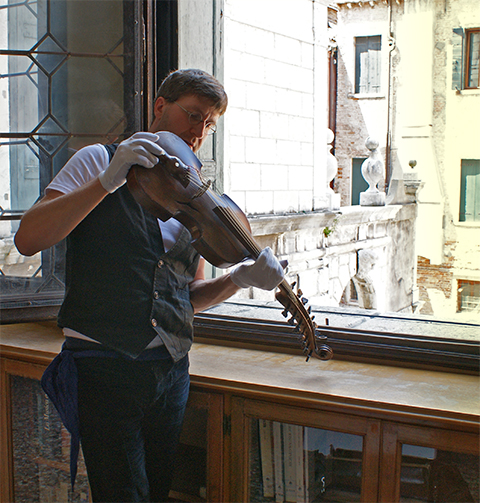 Foto von André Mehler, Geigenbaumeister, in Italien